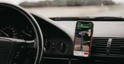 Ilustrasi menggunakan Google Maps di mobil (Sumber : Unsplash/Issac Mahegan)