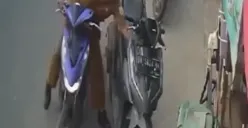 ASN curi HP siswi SMA, aksinya terekam CCTV (Twitter/@kontenberfaedah)