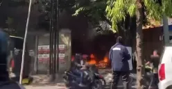 Api melalap tumpukan kayu di lahan kosong yang berlokasi di Jalan Arteri Soekarno-Hatta tepatnya di seberang relokasi Pasar Johar, Senin 25 September 2023 siang. (Sumber : Instagram @infokejadiansemarang.new)