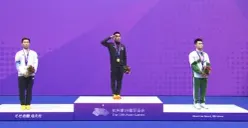 Momen Harris Horatius saat naik ke podium untuk meraih medali emas di Asian Games 2022 (Sumber : Twitter.com/ainurohman)