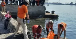 Proses evakuasi mayat yang terapung di sela-sela dok kolam kapal atau pintu air Janata Marina Indah (JMI) 2 di Pelabuhan Tanjung Mas, Semarang, Rabu 27 September 2023. (Sumber : Instagram @portalsemarang) (Sumber : Instagram @portalsemarang)