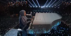 Final AGT 2023: Putri Ariani Pukau Juri dengan Lagu Elton John, Dipeluk Simon Cowell Usai Tampil