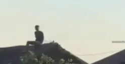 Seorang pria di Pasuruan depresi lantaran ditinggal nikah sang kekasih, berujung rusak rumah warga (Sumber : instagram @berita_pasuruan)