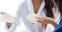 Ilustrasi | Risiko implan payudara yang kerap disepelekan (Sumber : Freepik/nensuria)