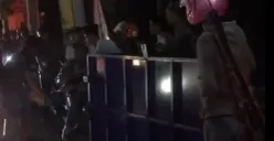 Terjadi kecelakaan di Jalan Ketileng Raya Tembalang, Sabtu 30 September 2023 malam, muatan truk jatuh hingga timpa seorang pemotor. (Sumber : Instagram @infokejadiansemarang.new)