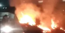 Terjadi kebakaran ilalang di lahan kosong dekat Jembatan Tugu Soeharto yang berlokasi di Jalan Menoreh Raya, Gajahmungkur, Minggu 1 Oktober 2023 malam. (Sumber : Instagram @kejadianseputarsemarang)