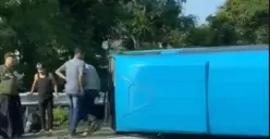 Kecelakaan tunggal di Tol Jatingaleh-Krapyak tepatnya setelah rest area, Senin 2 Oktober 2023 sekitar pukul 07.30 WIB, minibus Elf terguling. (Sumber : Instagram @tittto__)