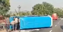 Kecelakaan bus pariwisata di tol semarang (Sumber : Instagram @infokejadiansemarang)