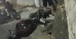 Kecelakaan tunggal, seorang pengendara motor yang diduga mabuk menabrak pohon yang berlokasi di Duwet, Ngaliyan, Kota Semarang, Senin 2 Oktober 2023 malam. (Sumber : Instagram @seputar_ngaliyan)