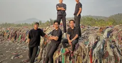 Pantai Cibutun di Sukabumi, tempat yang akan dibersihkan oleh Pandawara Group karena sampahnya yang sangat tebal. (Sumber : Instagram @pandawaragroup)