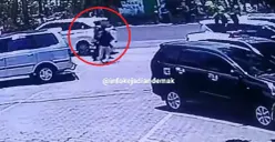 Aksi 2 maling yang nekat menggondol uang Pilkades senilai Rp 90 juta yang dibawa oleh perangkat desa Kotakan, Karanganyar, Demak, Selasa 3 Oktober 2023. (Sumber : Instagram @infokejadiandemak)