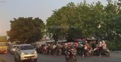 Aksi Massal Pemotor Nekat Lawan Arah di Genuk, Beralasan Macet karena Perbaikan Jalan
