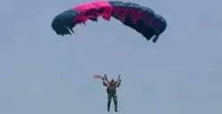 7 Srikandi Pemberani Unjuk Aksi Terjun Payung di HUT TNI ke-78, Pukau Jokowi