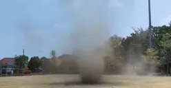 Terekam kamera, ada angin puting beliung di Taman Bangetayu, Genuk, Kamis 5 Oktober 2023 sore, beruntung tak membesar dan sampai ke rumah warga. (Sumber : Instagram @kejadiansmg)