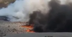 Jumat 6 Oktober 2023 siang, kebakaran di TPA Jatibarang semakin membesar, terlihat dari tebalnya asap yang mengepul tinggi. (Sumber : Instagram @infokejadiansemarang.new)