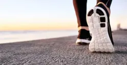 Ilustrasi | Jalan kaki yang disebut efektif menghilangkan stres (Sumber : Freepik/wayhomestudio)