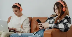 Ilustrasi | Penelitian terbaru dari University of Surrey mengungkap pola penggunaan internet berdasarkan usia dan tingkat kecanduan. (Sumber : Pexels/Karolina Grabowska)