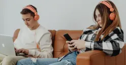 Waduh! Rentang Usia 24 Tahun Habiskan 6 Jam untuk Online, Ketahui Tingkat Kecanduanmu Berdasarkan Skala Terbaru