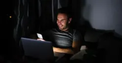 Ilustrasi | Begadang yang bisa turunkan fungsi otak (Sumber : Freepik/hellodavidpradoperucha)