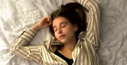 Ilustrasi seseorang yang tidur telentang (Sumber : Unsplash/MILAN GAZIEV)