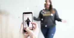 Ilusttrasi kepribadian seseorang dilihat dari pose foto (Sumber : Unsplash/Amanda Vick)