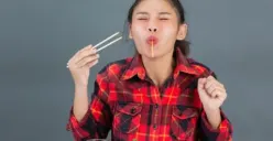 ilustrasi perempuan sedang makan makanan pedas (Sumber : freepik)