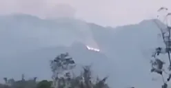 Terjadi kebakaran di Gunung Ungaran Kabupaten Semarang pada Kamis 12 Oktober 2023 sore hari menjelang petang, terlihat api semakin merembet. (Sumber : Instagram @infokejadiansemarang.new)