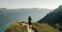 Ilustrasi | Delapan jenis orang yang benar-benar menikmati kesendirian dan bagaimana mereka menghayati momen tersebut. (Sumber : Unsplash/Joel and Jasmin Foresbird)