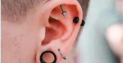 Ilustrasi pria pakai perhiasan (Sumber : Unsplash/Kilian Seiler)