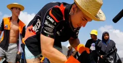 Pebalap Maverick Vinales ikut aksi penanaman terumbu karang dan membersihkan sampah di Pantai Kuta Mandalika, Lombok, Kamis 12 Oktober 2023. (Sumber : Instagram @maverick12official)