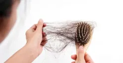 Ilustrasi | kebiasaan yang membuat rambut rontok (Sumber : Freepik/tayhifi5)