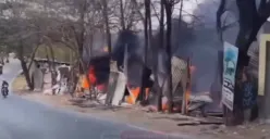 Terjadi kebakaran di gudang rongsok di Jatibarang, Kedungpane, Mijen, Kota Semarang, Jumat 13 Oktober 2023 siang sekitar pukul 12.45 WIB. (Sumber : Instagram @kejadiansmg)