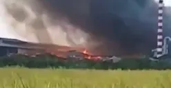 Kebakaran terjadi di pabrik kertas milik PT Pura Group Kudus yang berlokasi di Jalan Kudus-Pati Km 12, Sabtu 14 Oktober 2023. (Sumber : Instagram @jatengupdates)