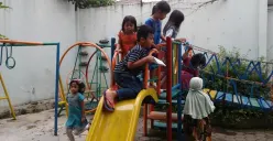 Anak usia dini sudah sekolah, simak dampak perbedaan cara main di sekolah dengan di rumah. (Sumber : Google Farida Surya)