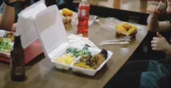 Ilustrasi anak sekolah bawa bekal makanan ulat sagu ke sekolah (Sumber : Unsplash/Annie Spratt)