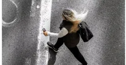 Ilustrasi wanita berjalan (Sumber : Unsplash/@Krzysztof Hepner)