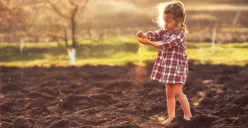 Ilustrasi. Anak main di luar ruangan sambil nyeker atau barefoot bisa tingkatkan sensori. (Sumber : Main Street Ottawa)