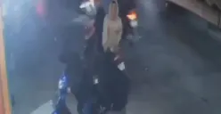 Terekam kamera CCTV aksi pria yang turun dari motor lalu tiba-tiba membacok 2 orang di pinggir Jalan Jolotundo, Semarang. (Sumber : Instagram @kejadiansmg)