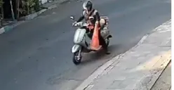 Maling Traffic Cone di Jalan, Aksi Pengendara Vespa Matic Ini Jadi Sorotan (Sumber : Instagram/@beritapasuruan)
