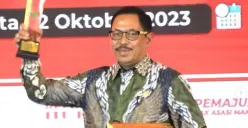 Komjen Pol (P) Drs. Nana Sudjana A.S, MM saat menerima penghargaan sebagai provinsi Pengelola JDIHN Terbaik Pertama Nasional tahun 2023 (Sumber : instagram.com/pjnanasudjana)