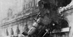 Kecelakaan Kereta Api Montparnasse di Paris, Prancis, 1895, menjadi salah satu kecelakaan terparah di dunia. (Wikipedia)