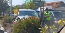 Kecelakaan di Tlogosari: Mobil Tabrak Beberapa Motor dan Median Jalan hingga Ringsek