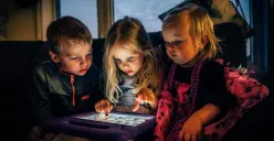 Screen Time Balita Usia 1 Tahun Sebabkan Keterlambatan Perkembangan di Usia 2 dan 4 Tahun