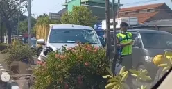 Kecelakaan di kawasan lampu merah Tlogosari Kota Semarang, Selasa 17 Oktober 2023 siang, mobil tabrak sejumlah motor dan hantam median jalan. (Sumber : Instagram @infokejadian_genuk)