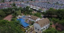 Paramount Village Semarang di kawasan Simongan Semarang.