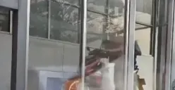 Pengendara di Kota Semarang ugal-ugalan melanggar peraturan lalu lintas. Banyak pengendara motor nekat menggunakan trotoar bahkan menerobos halte BRT. (Sumber : Aziz Noverdi)