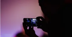 Ilustrasi pria foto wanita di mal (Sumber : Unsplash/@Priscilla Du Preez)