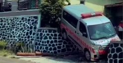 Ambulans di Batang nungging gara-gara sopir salah injak pedal, diduga belum mahir menyetir. (Sumber : SonnyJohnBmc)