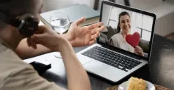 8 Cara Menjalani LDR Supaya Hubungan Tetap Langgeng dan Awet, Coba Lakukan Ini