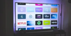 Ilustrasi perbedaan Smart TV dan Android TV (Sumber : Unsplash/@Nicolas J Leclercq)